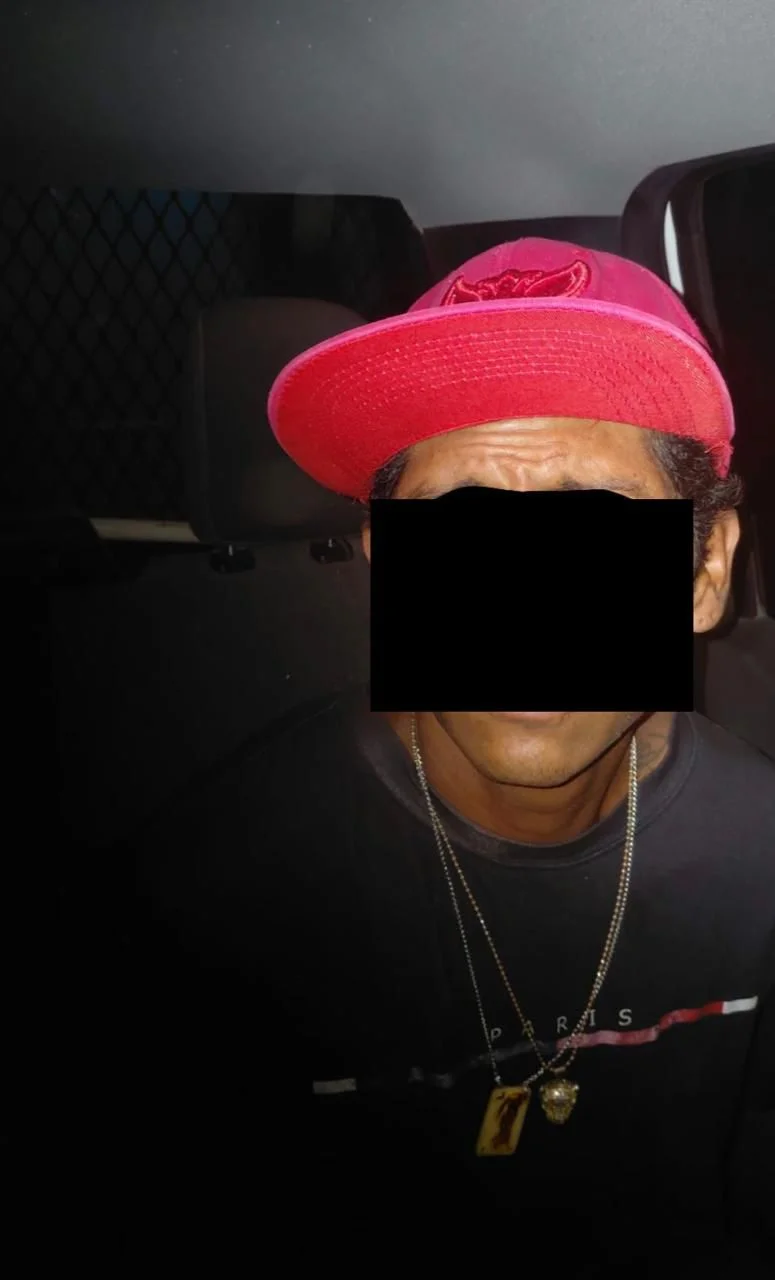 Hombre detenido en La Perla por amenazas con réplica de arma tras enfrentar a policías.