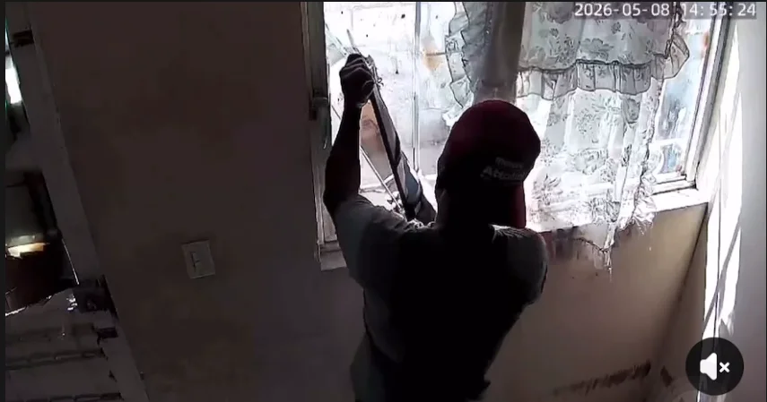Cámaras captan a ladrón robando pantalla por ventana en la colonia Nueva Merced de Torreón. Vecinos exigen más vigilancia.