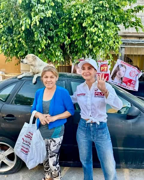 Pily de Aguinaga escucha demandas de servicios públicos en Prados del Oriente durante gira de campaña.