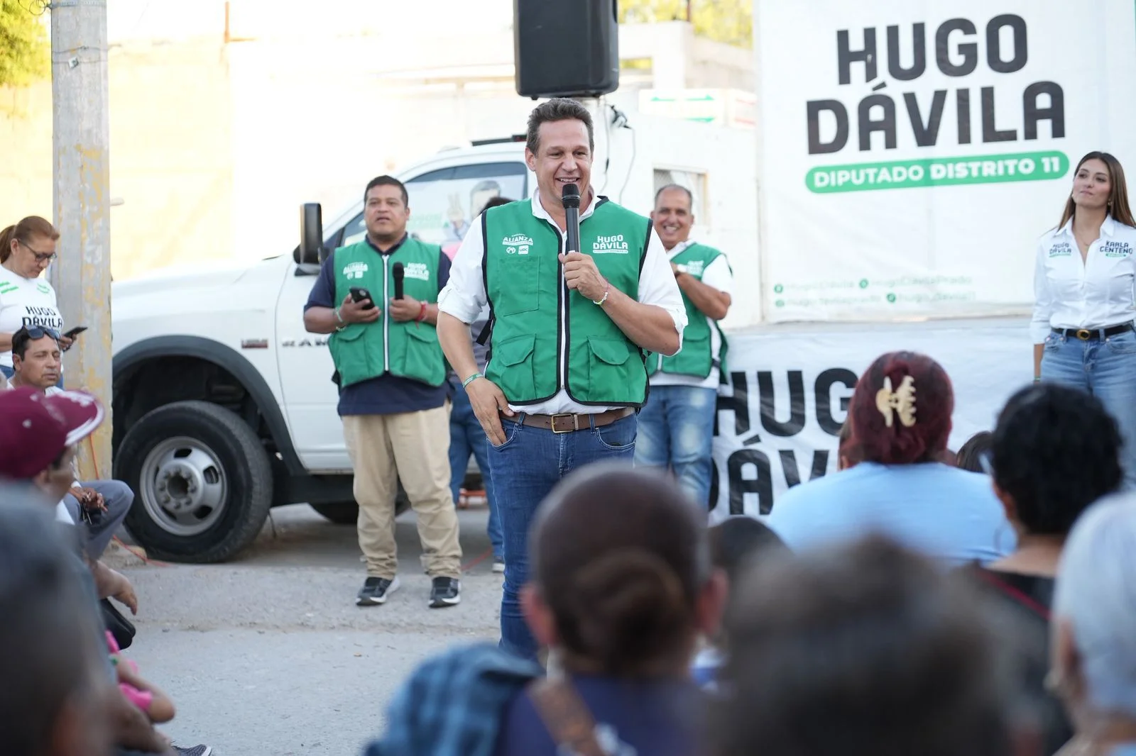 Candidato Hugo Dávila escucha necesidades de vecinos en Torreón; propone más recursos para obra social en el Congreso.
