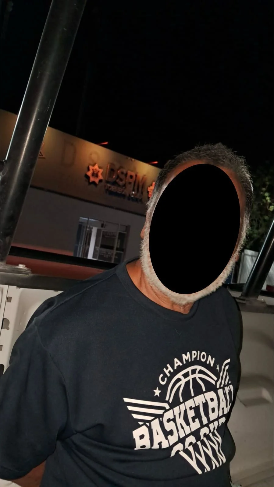 Dos hombres detenidos en Torreón por violencia familiar; uno golpeó a su hijastra y otro agredió a su pareja.