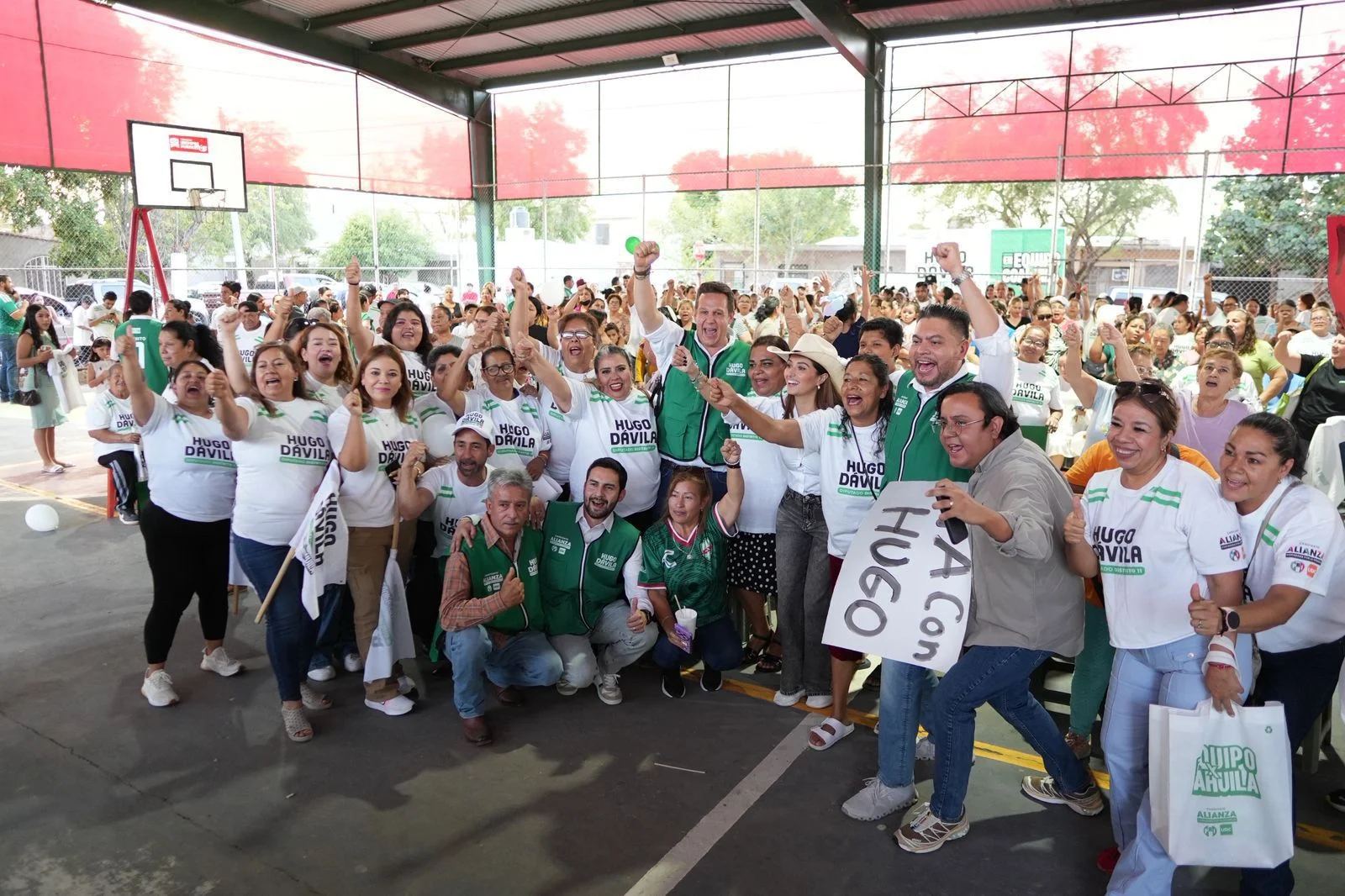 Hugo Dávila recorre colonias de Torreón; vecinos priorizan seguridad y paz en Coahuila como principales demandas.