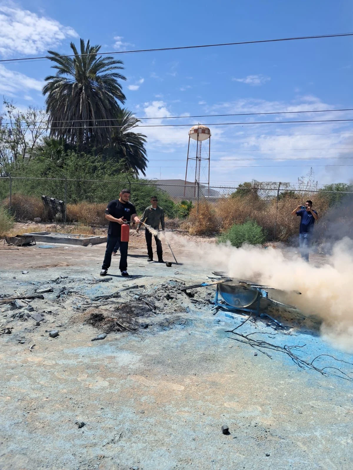 Capacitan en Torreón a 40 personas de centros de rehabilitación en uso de extintores para fortalecer prevención de incendios.