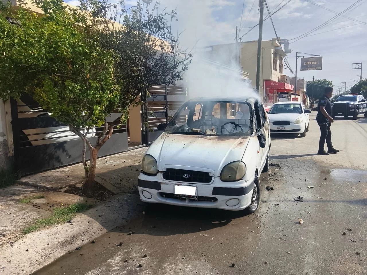 Hombre incendia su auto y amenaza a policías en colonia Villas La Merced de Torreón.