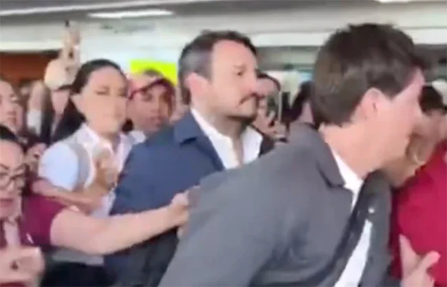 Entre empujones y gritos, rescatan escoltas a López Beltrán