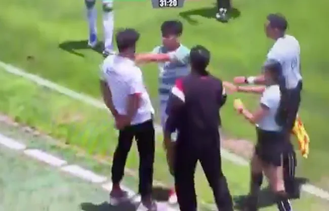 El mediocampista le arrojó el balón golpeando al DT, por lo que el árbitro le mostró la tarjeta roja y cuando salía del terreno de juego lo empujó