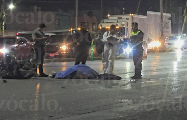 urante la noche de este domingo se registró un trágico accidente sobre el periférico Luis Echeverría Álvarez, a la altura de la colonia Satélite Norte, el cual dejó como saldo un motociclista sin vida y varias personas lesionadas, además de un severo caos vial en la zona