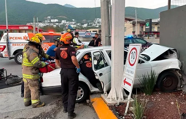 Una pareja murió mientras que dos niños resultaron lesionados al estrellar el auto en el que se desplazaban contra el muro de concreto de una tienda de conveniencia y gasolinera, en la Carretera Nacional