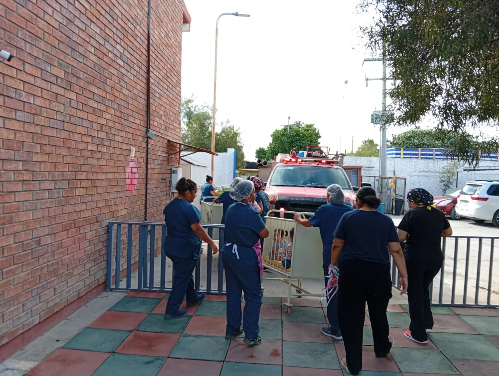 Evacúan guardería en Calzada Cuauhtémoc por fuga de gas; 86 niños y 44 empleados fueron trasladados a salvo.