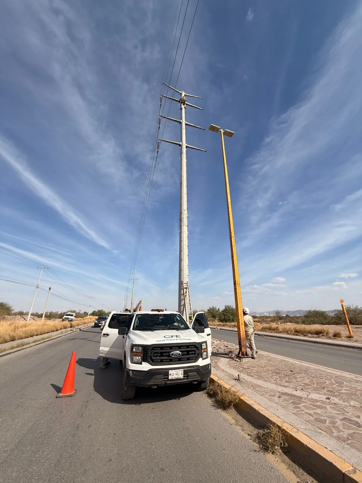 CFE moderniza línea eléctrica clave en La Laguna, conectando Gómez Palacio y Torreón para mayor confiabilidad energética.