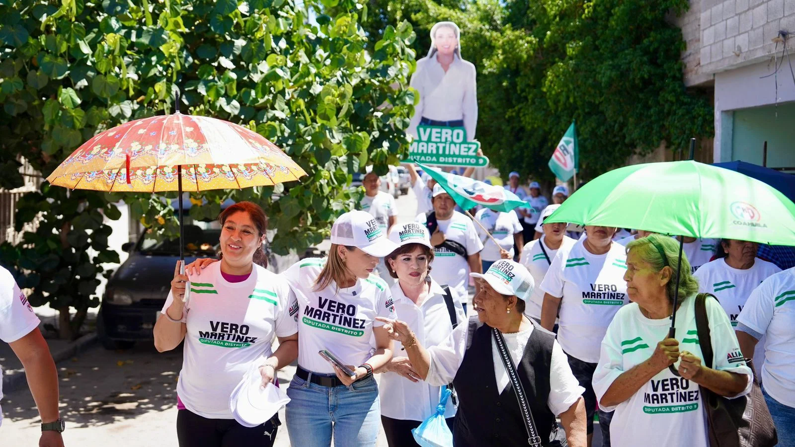Verónica Martínez recorre la colonia Carolinas y refuerza compromisos con vecinos del Distrito 09