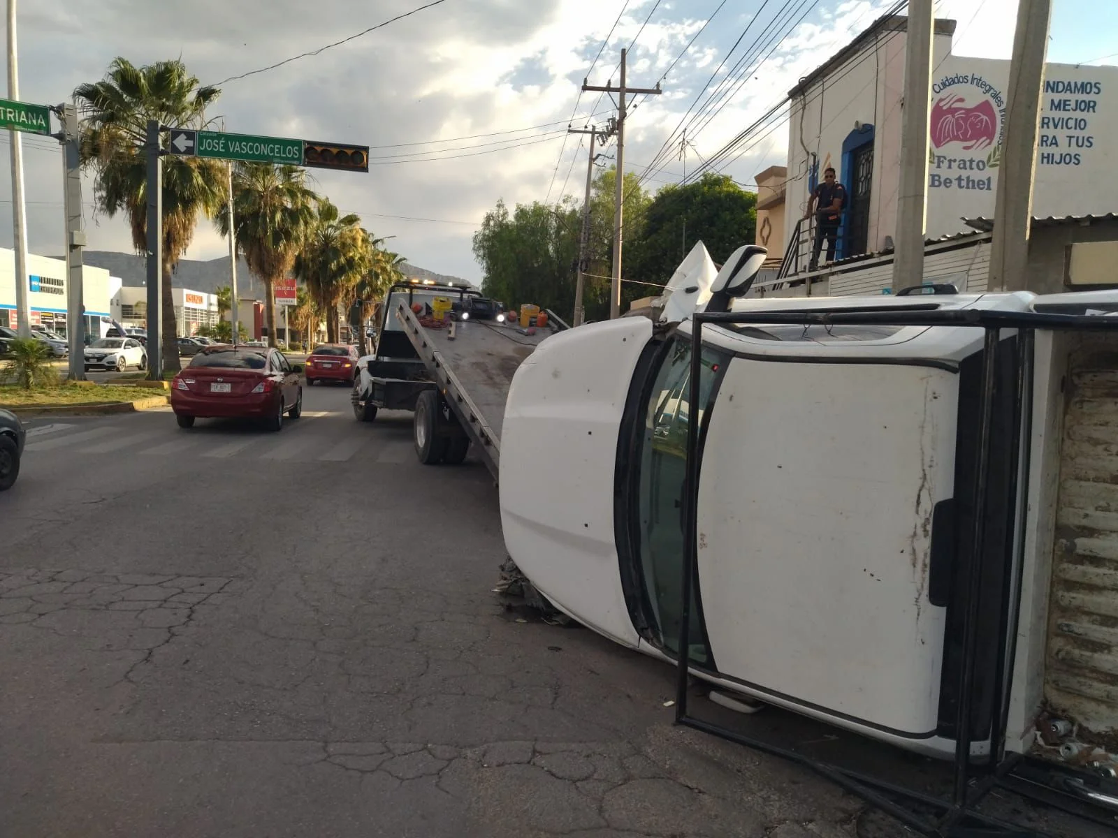 Volcadura de camioneta en Torreón moviliza a Protección Civil y Bomberos; conductor y su hijo resultaron ilesos.