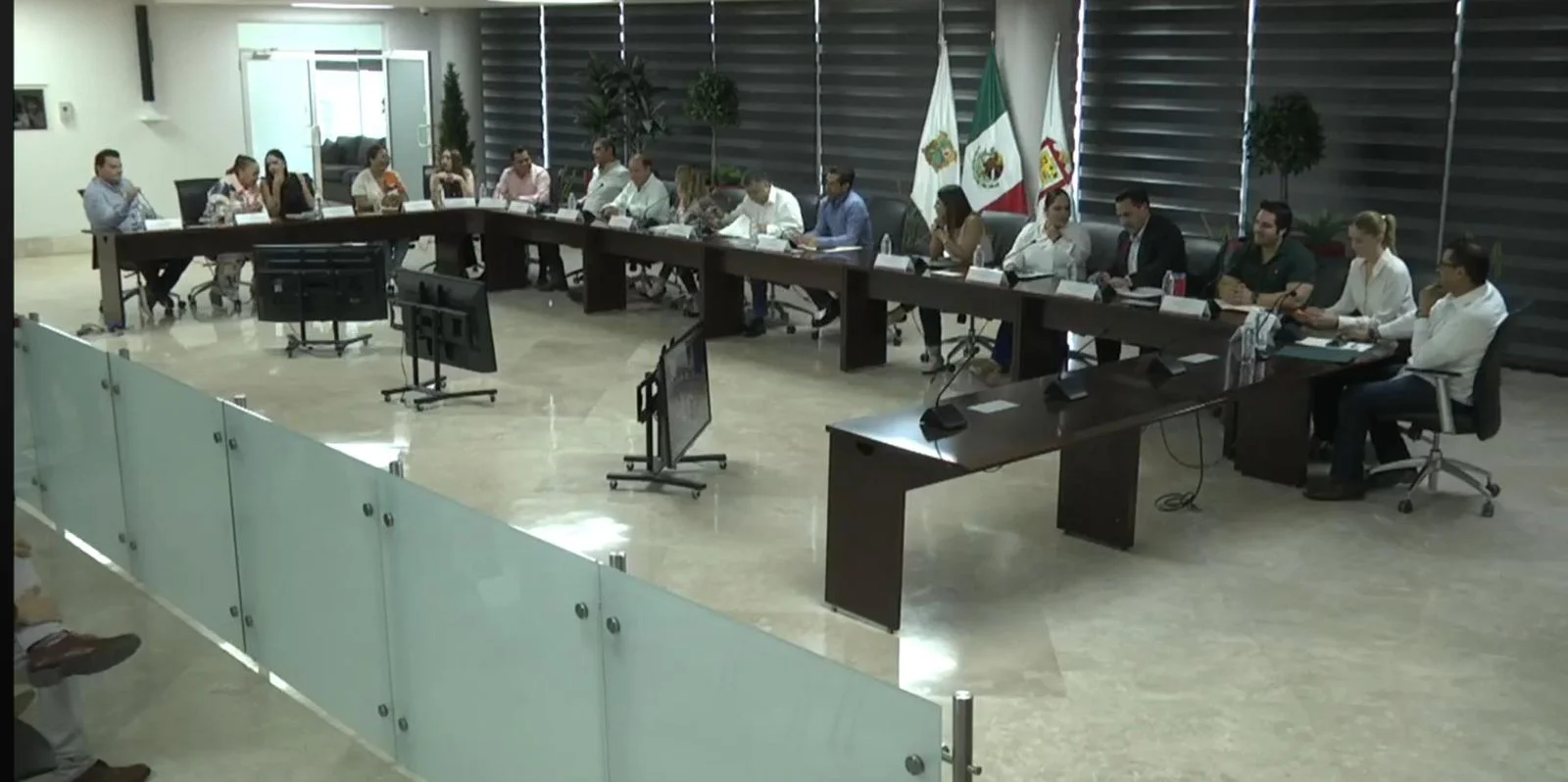 Cabildo de Torreón cancela 85 concesiones a Omnibus Fronterizos por suspender servicio y adeudos. Revocan permisos por incumplir la ley.