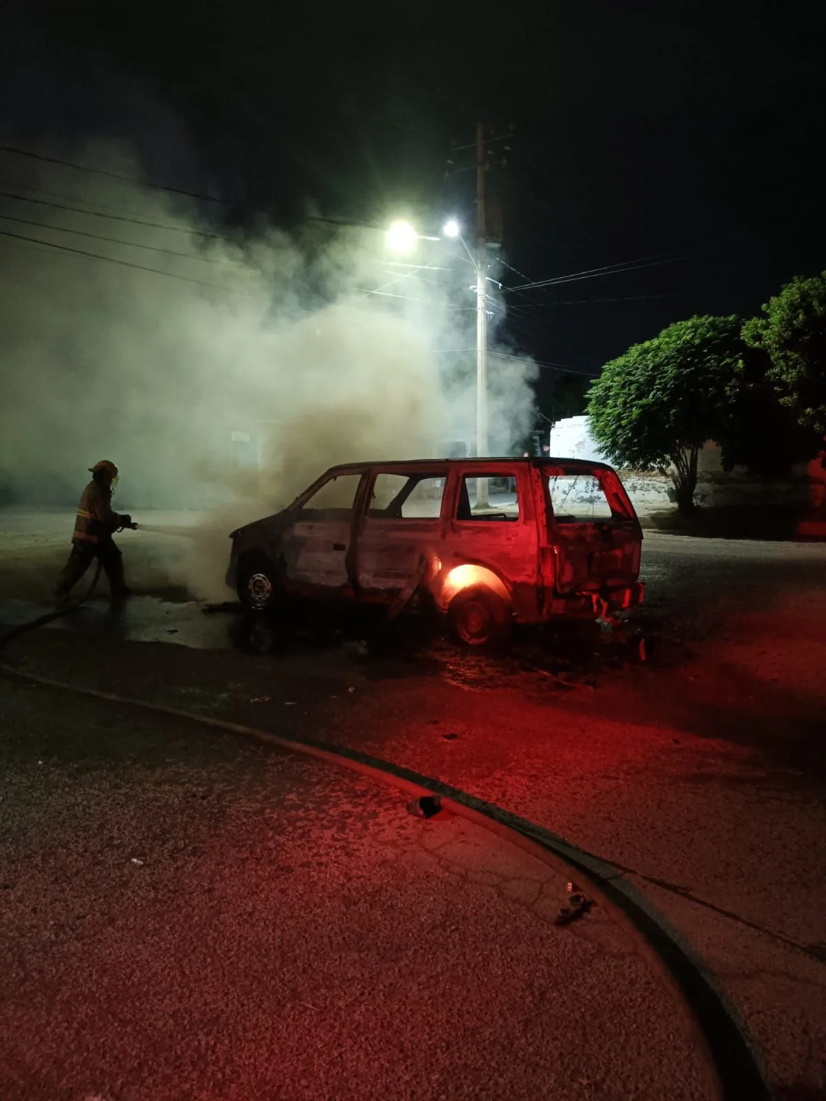 Incendio consume camioneta en Torreón; Bomberos sofocan las llamas en la colonia División del Norte sin lesionados.