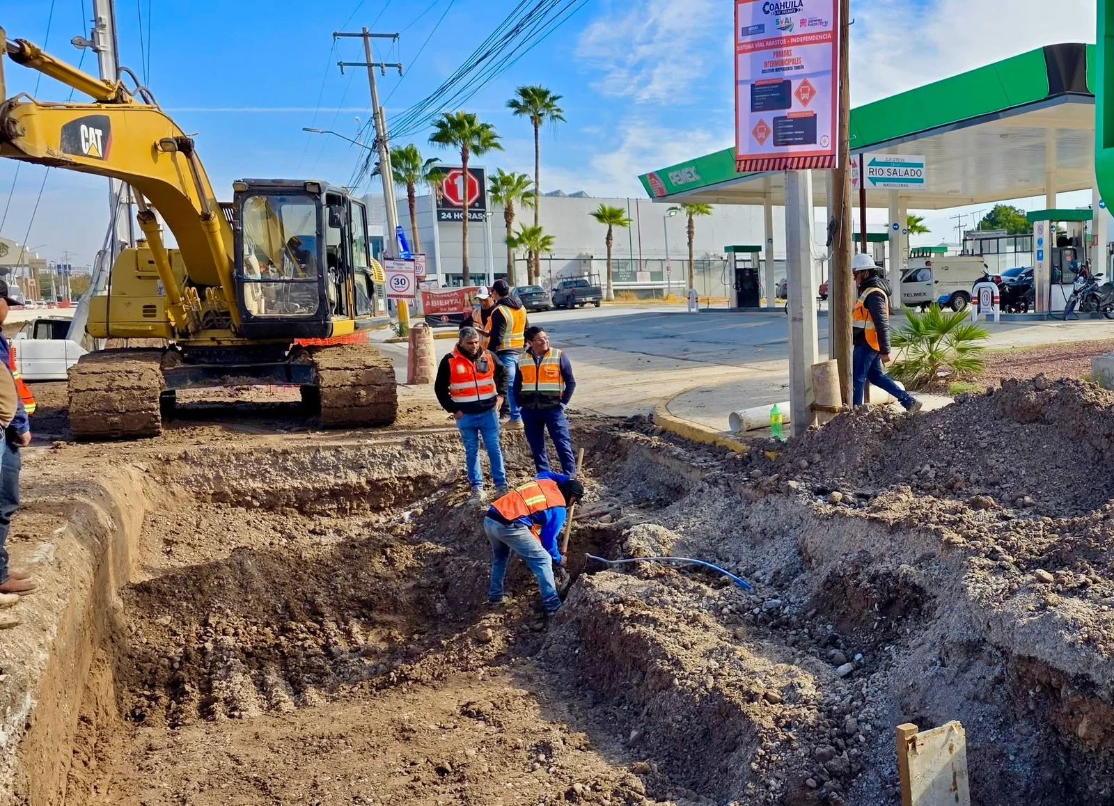 Cierres viales en Torreón por obras en Abastos-Independencia; agentes desvían tráfico para agilizar la circulación.