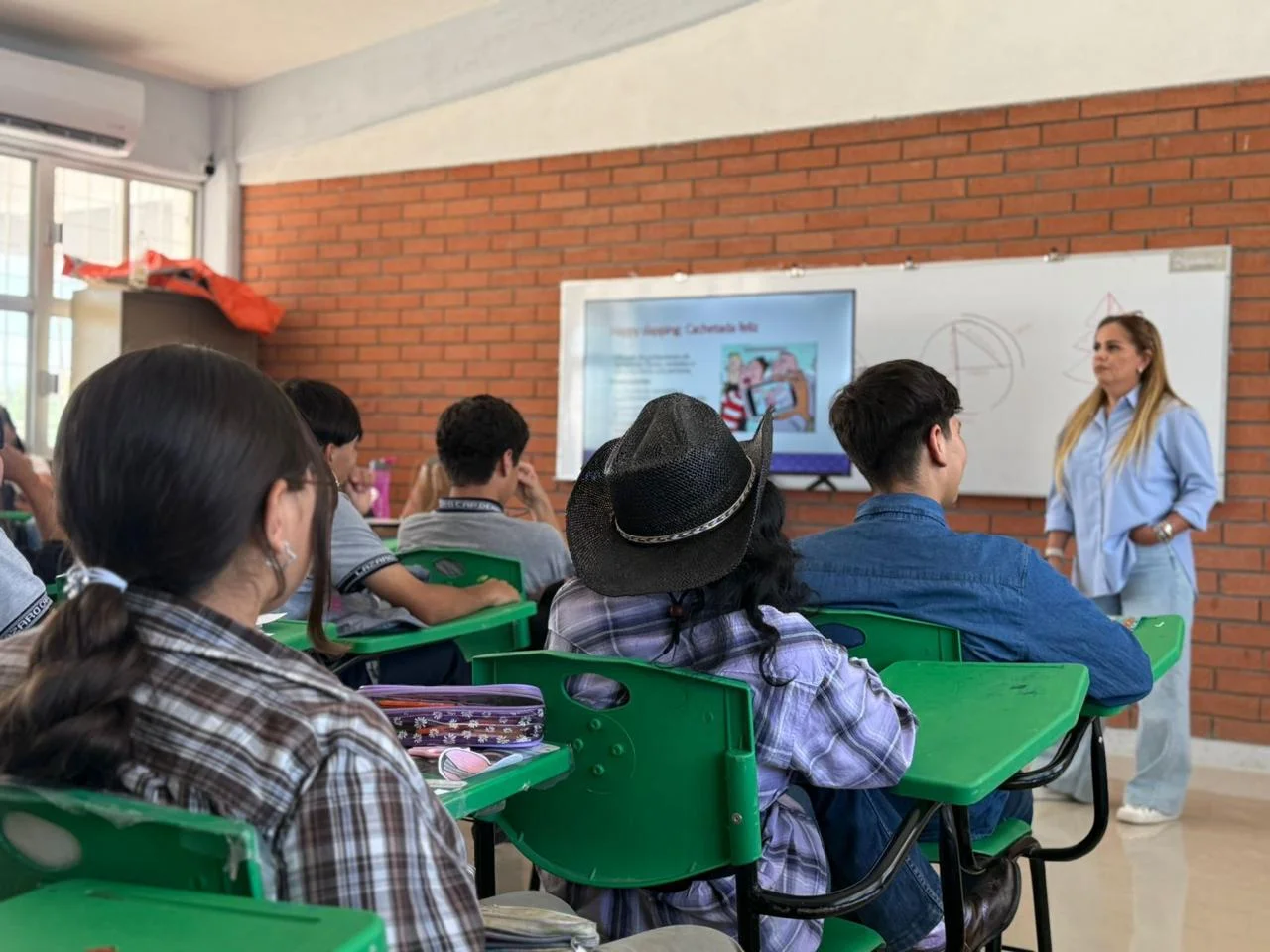 IMM Torreón previene violencia digital entre adolescentes. Plática en secundaria aborda ciberacoso y uso responsable de redes.