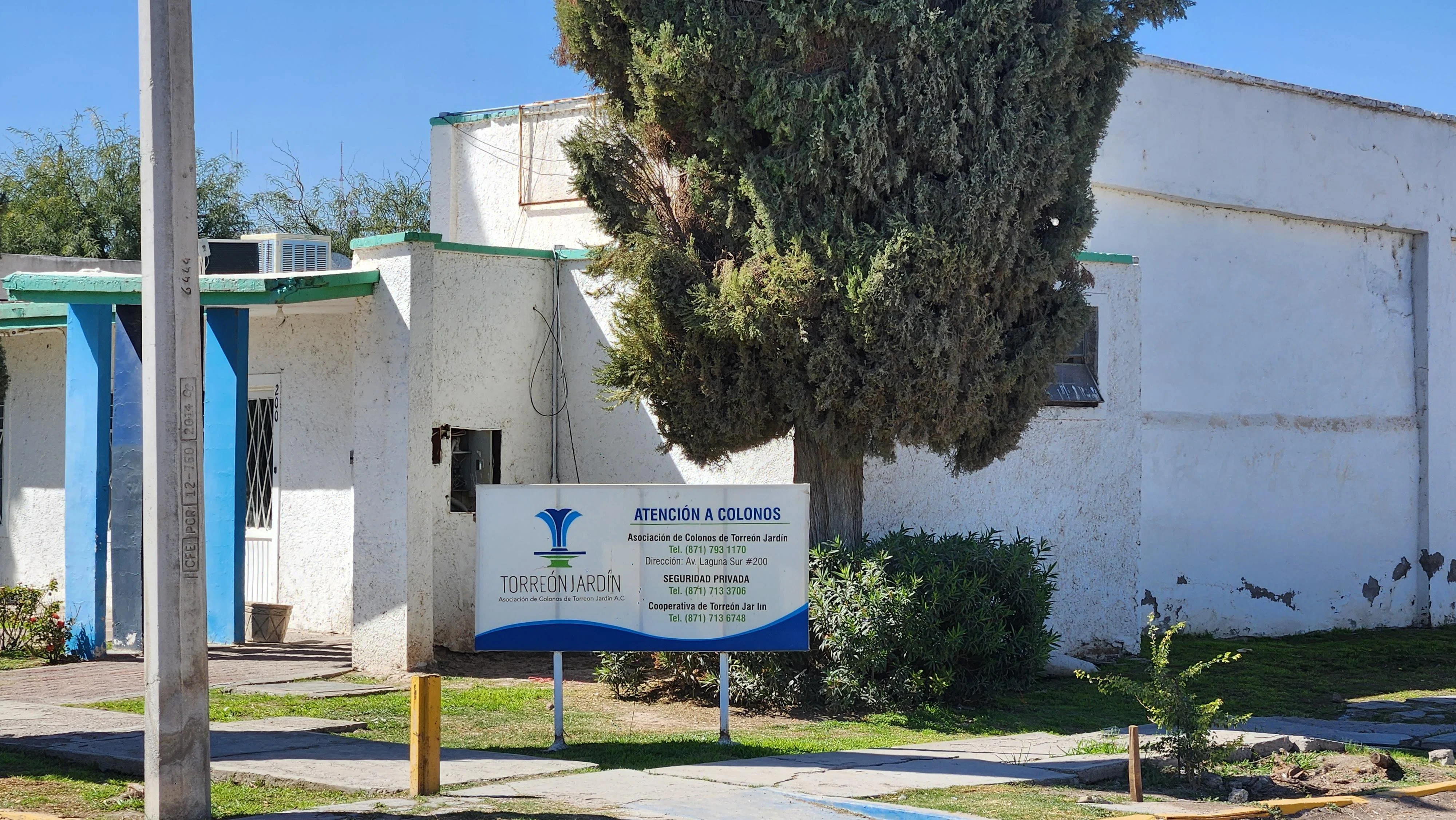 Vecinos de Torreón Jardín denuncian cobros forzosos de hasta $520 por vigilancia en recibos de agua.