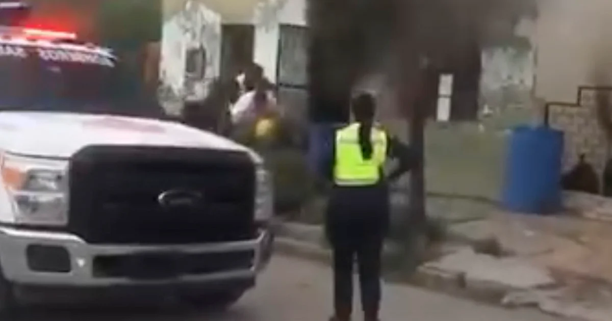 Bombero de Sabinas sufre crisis nerviosa al atender incendio en casa de su abuelita, afortunadamente, la vivienda estaba sola