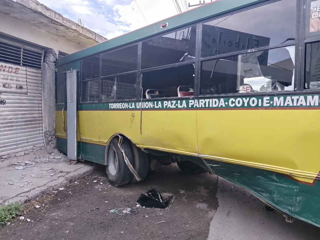 Accidente en Torreón: autobús choca en cruce de Juárez; hay lesionados, entre ellos una mujer embarazada.