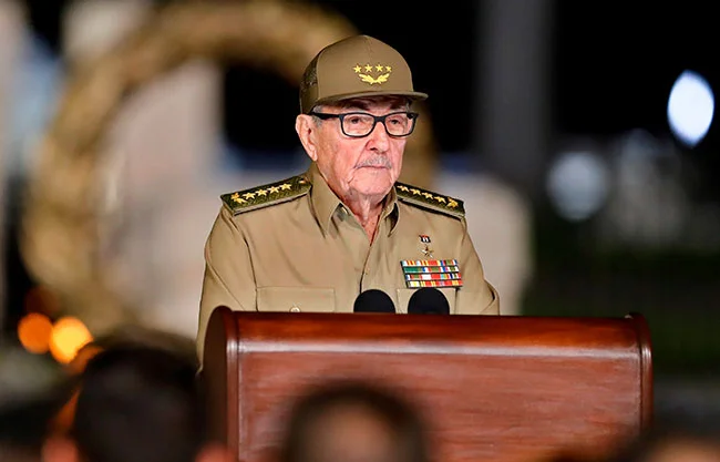 La acusación contra Castro, de 94 años y hermano menor de Fidel Castro, trasciende en medio de la creciente presión