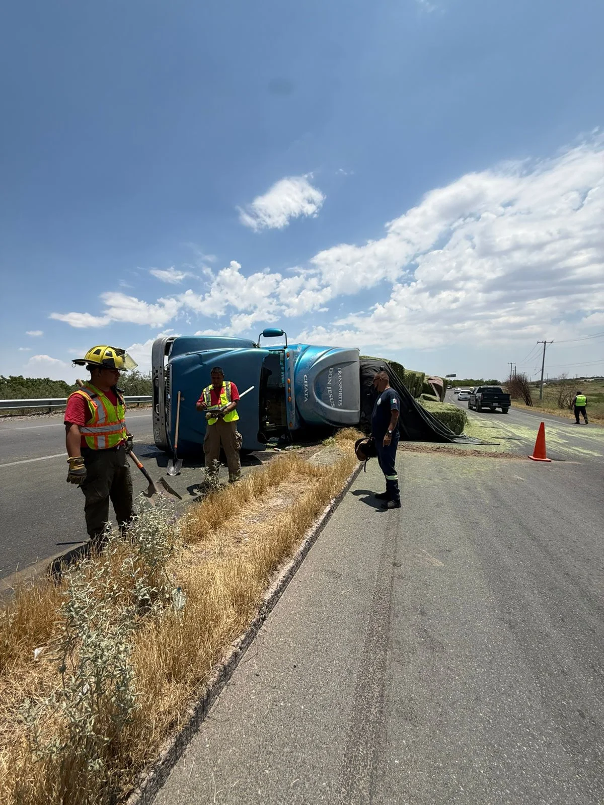 Tráiler cargado con pacas volcó en carretera Torreón-San Pedro; no hubo heridos. Equipos de emergencia controlaron derrame de aceite.