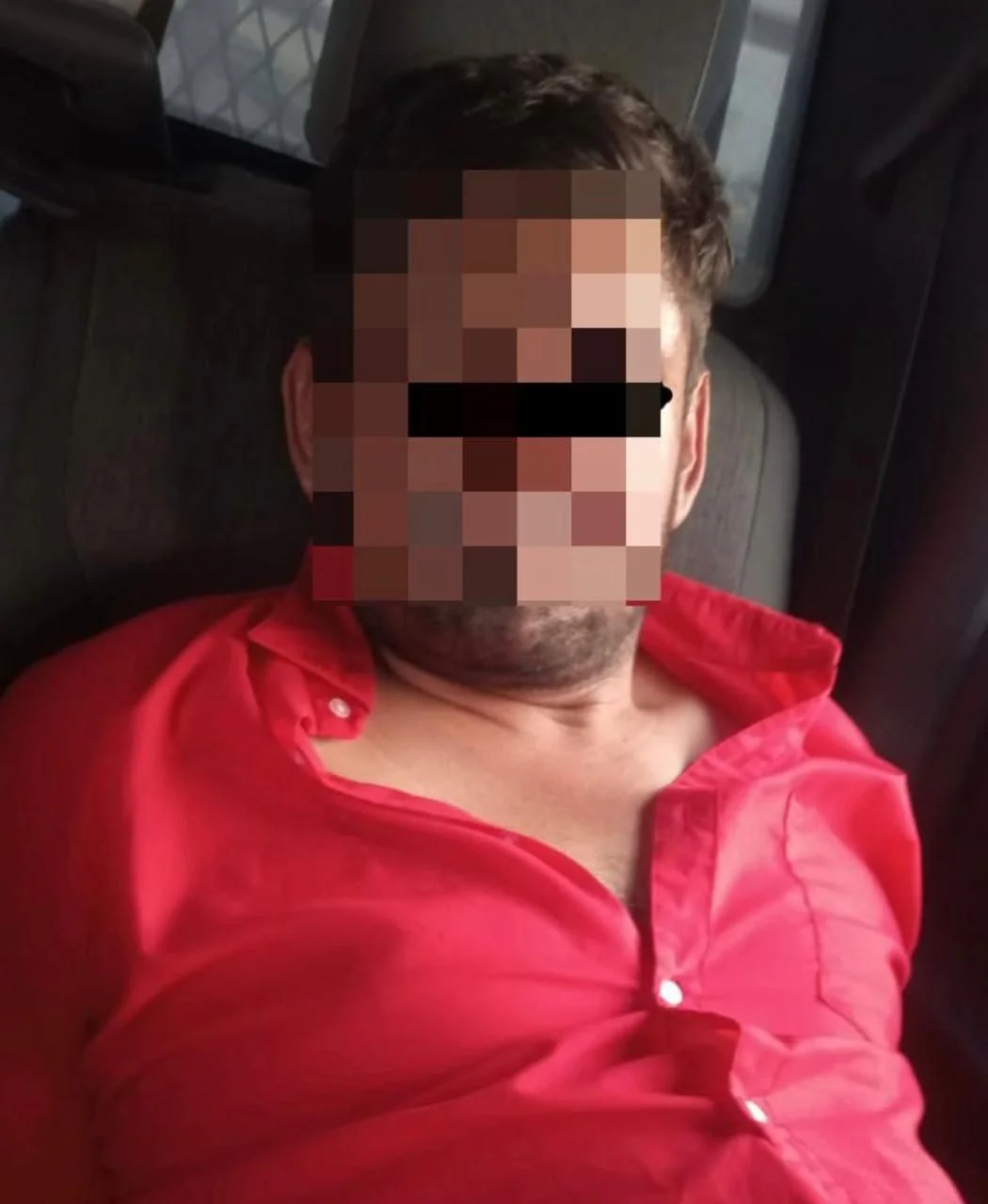Hombre detenido por robar alcohol y galletas en farmacia de Torreón; policía municipal lo aseguró tras reporte ciudadano.