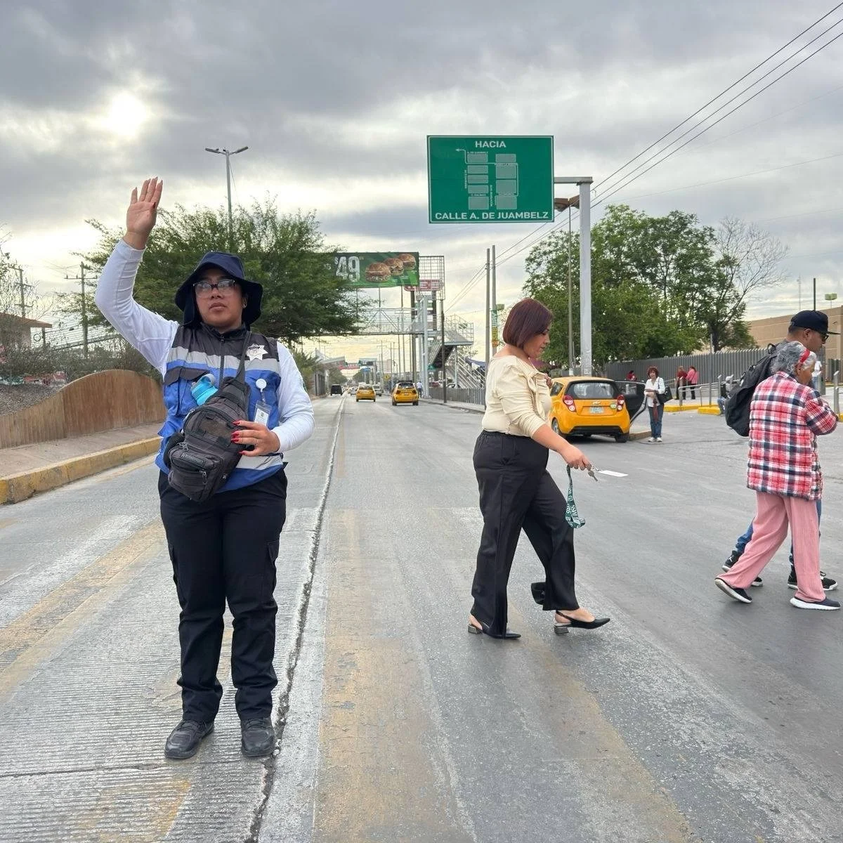 Operativos viales permanentes en escuelas y hospitales de Torreón buscan prevenir accidentes y agilizar el tránsito en horas pico.