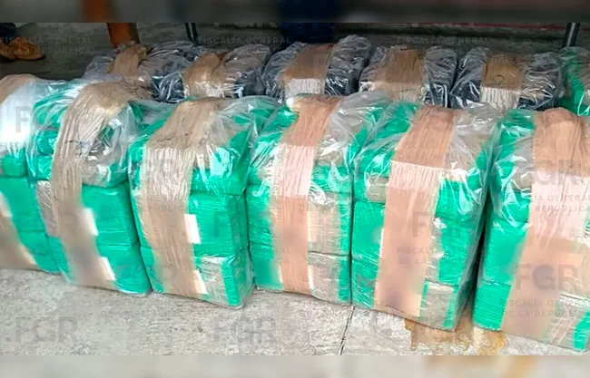Autoridades federales aseguraron cargamentos de droga sintética y precursores químicos en Culiacán y zonas rurales, afectando al narco