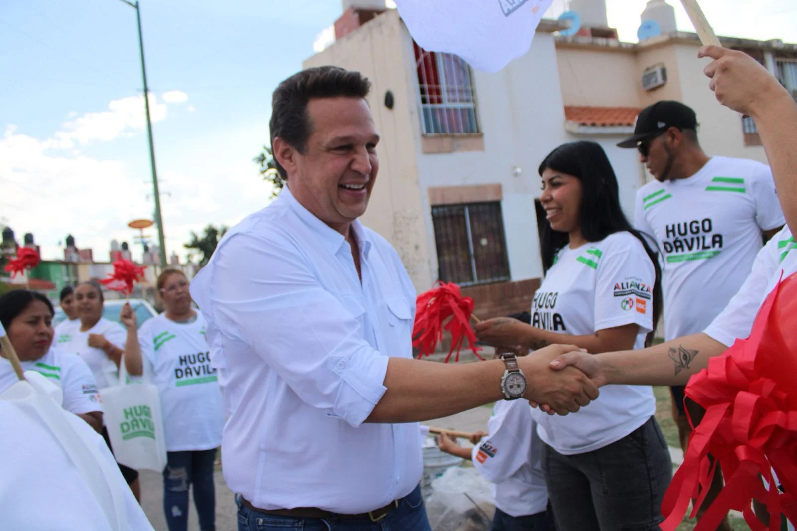 Hugo Dávila recorre colonias de Torreón; vecinos destacan su cercanía y gestiona obra social para el Distrito 11.