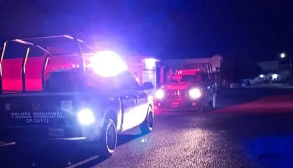 Un hombre de 71 años murió al caer afuera de un puesto de tacos en Gómez Palacio. Autoridades investigan el golpe en la cabeza.