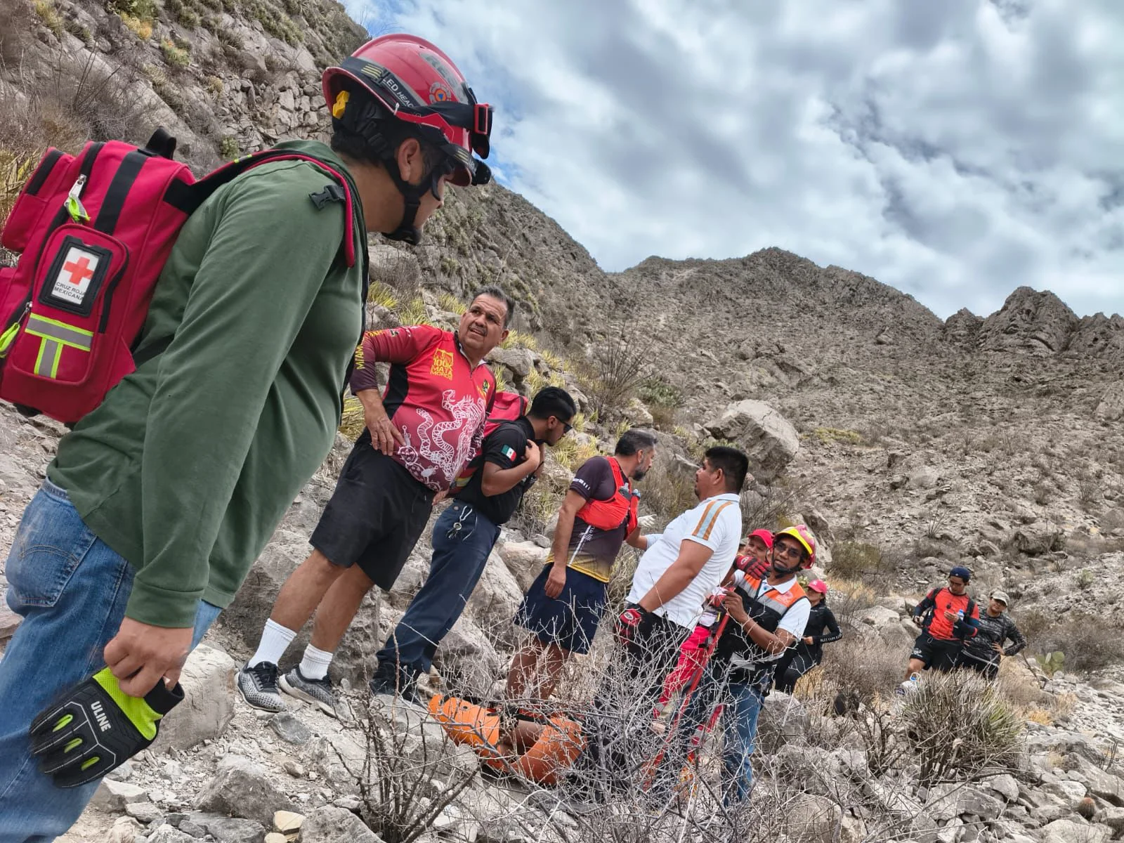 Rescatan a senderista lesionado en cerro de Viscaya, Matamoros; presentaba deshidratación y golpes leves.