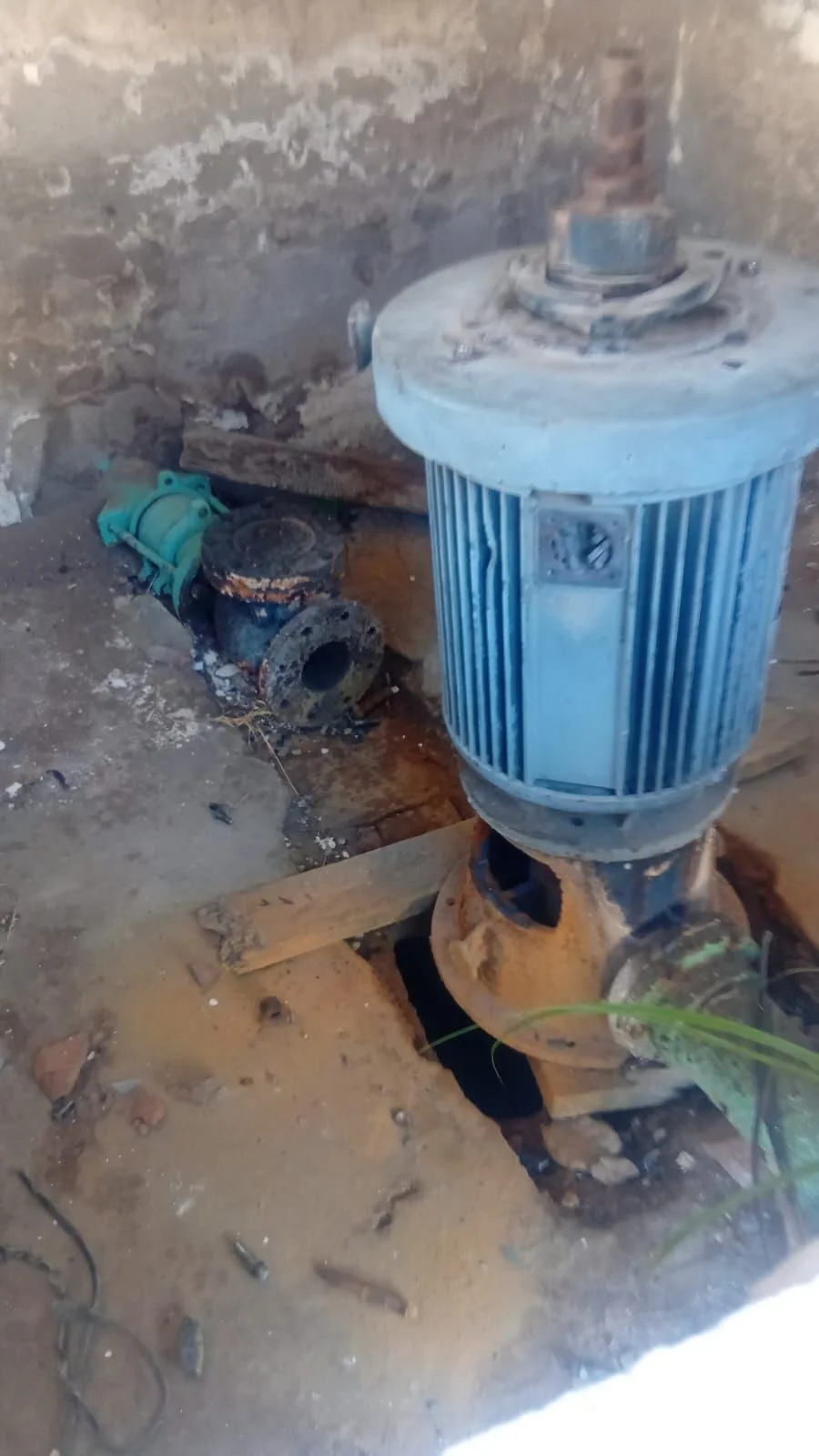 Vándalos dañan cableado del Simas en Torreón, afectando suministro de agua en la colonia Vicente Guerrero. Reparación es compleja.