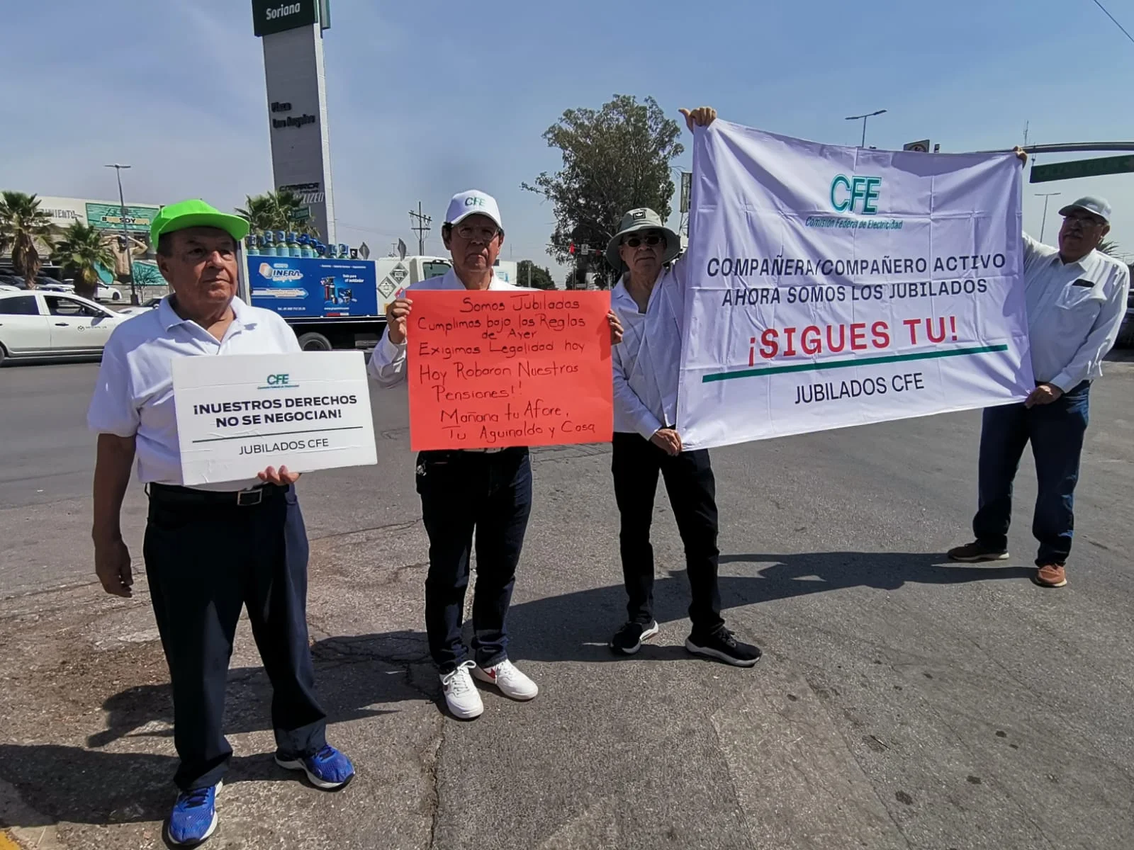 Jubilados de CFE denuncian recorte en pensiones y afectaciones a sus derechos tras cambios al artículo 127. Buscan amparo y diálogo con el Gobierno.