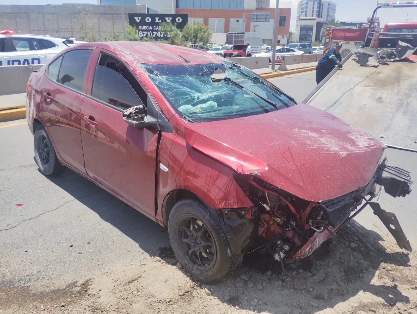 Mujer resulta ilesa tras volcar su auto en carretera Torreón-San Pedro. Accidente vial sin heridos graves.
