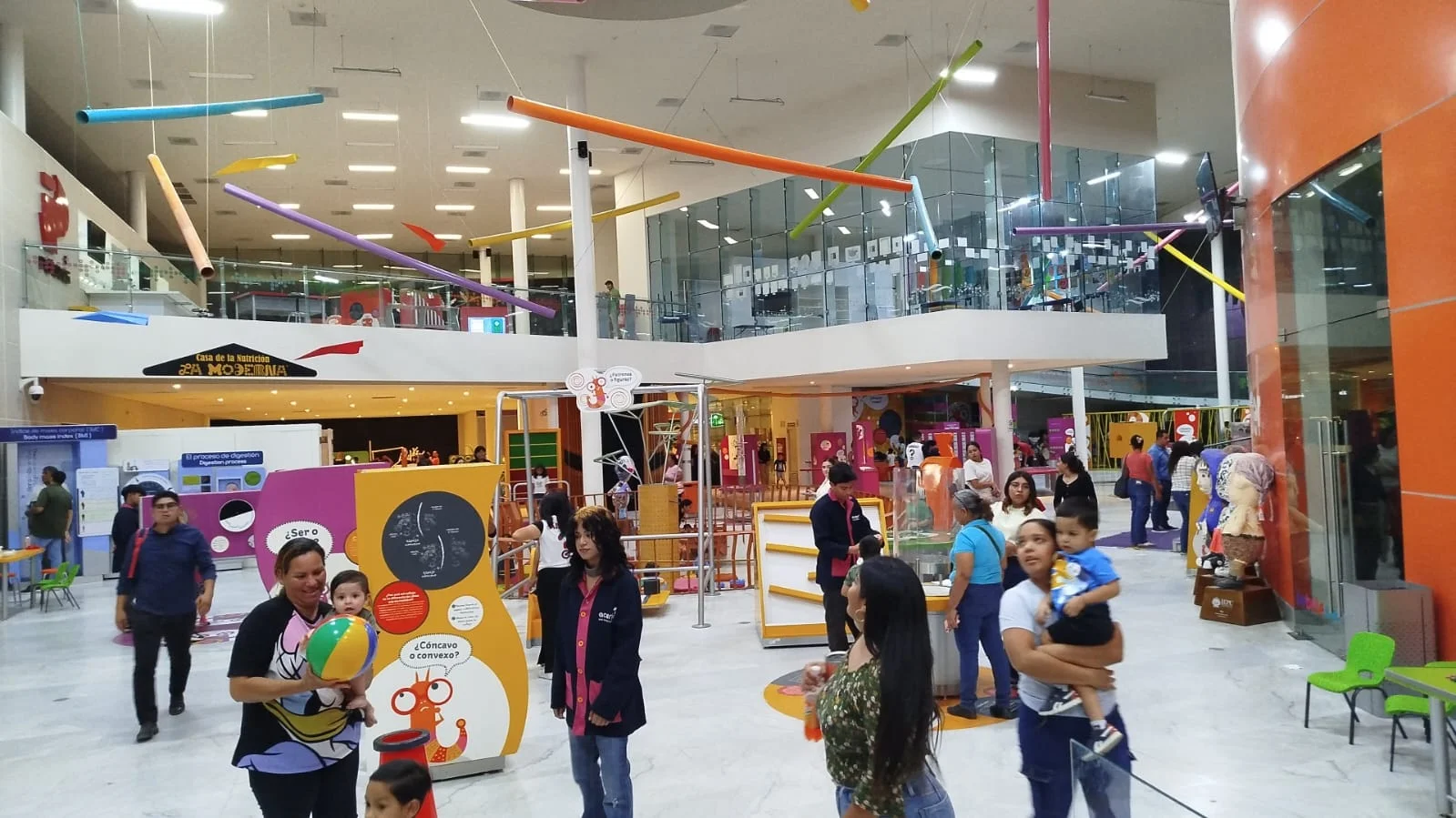 Alumnos de La Salle donan materiales educativos al Museo Acertijo para fortalecer talleres infantiles.