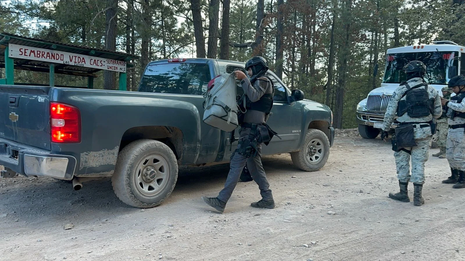 Familias desplazadas por violencia en Tamazula, Durango, regresan a El Durazno tras operativo de seguridad.