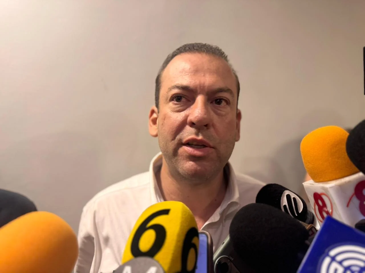 Felipe González acusa a Morena de divisiones internas que debilitan su campaña. El candidato apuesta por propuestas ciudadanas.