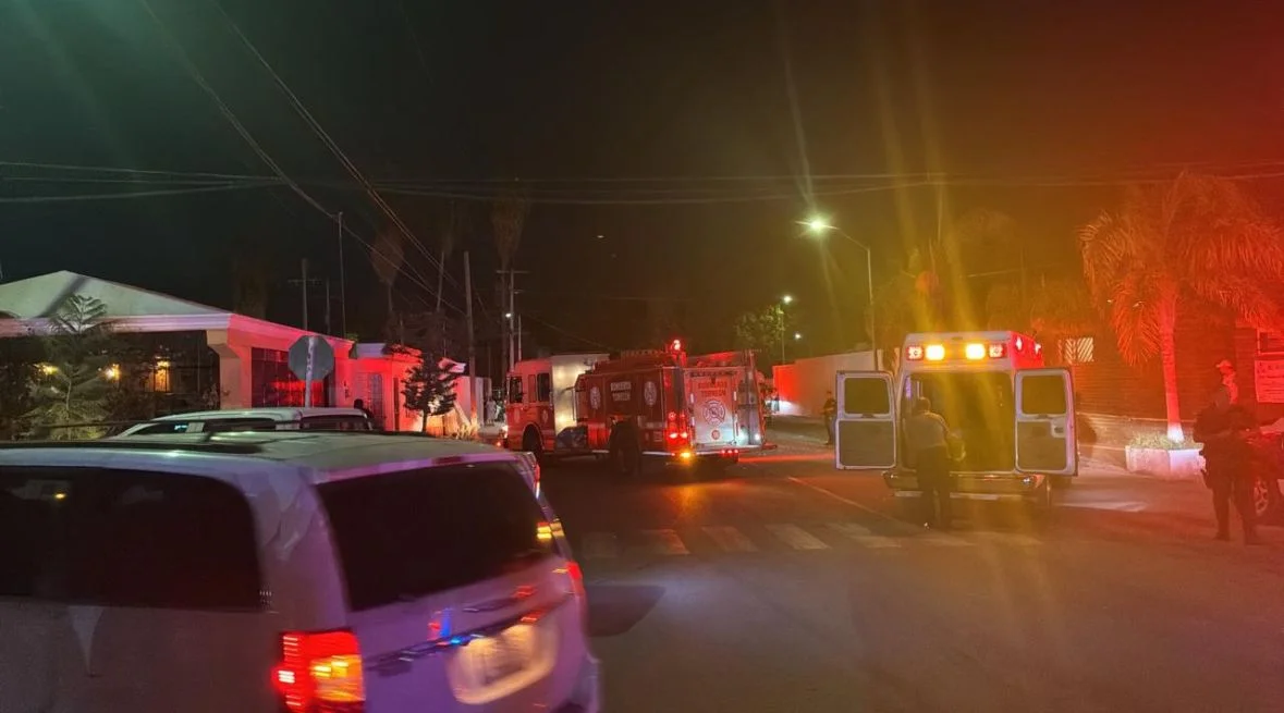 Explosión por acumulación de gas en Torreón deja a un hombre con quemaduras graves en la colonia Palmas San Isidro.
