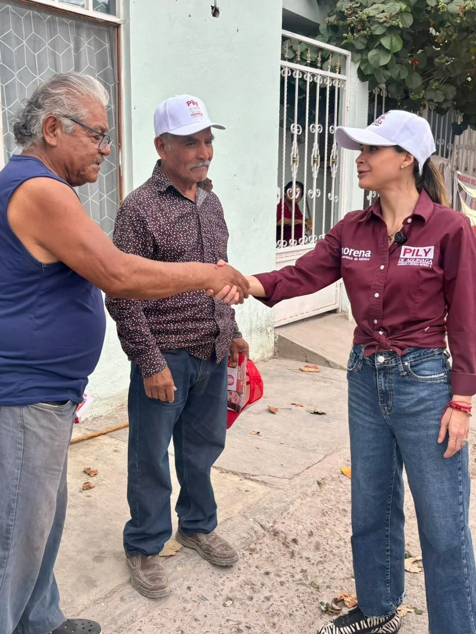 Pily de Aguinaga recorre colonias del Distrito 10; escucha necesidades de vecinos rumbo a la elección del 7 de junio.