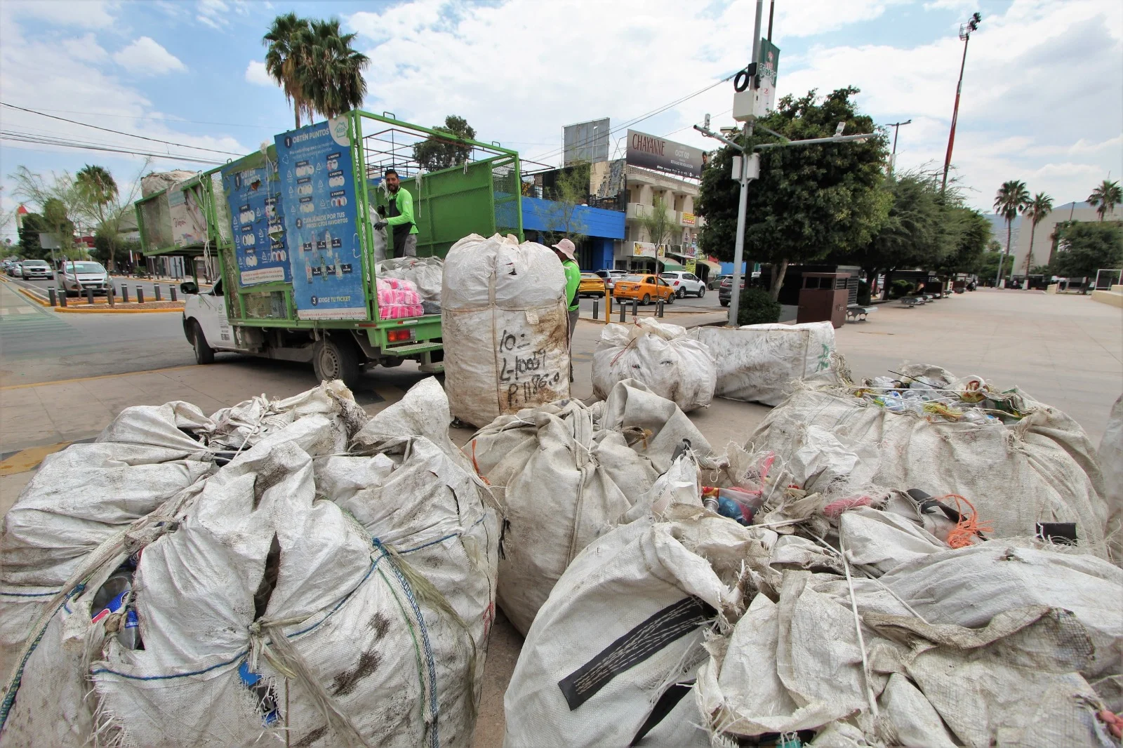 Torreón canjea residuos reciclables por productos de limpieza este viernes en Plaza Mayor.
