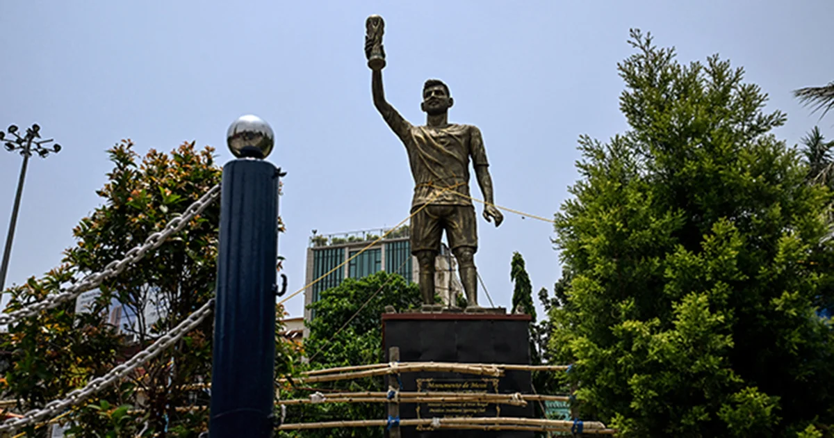 Autoridades de la ciudad de Calcuta anunciaron que retirarán una gigantesca estatua de Lionel Messi luego de que comenzara a balancearse con el viento