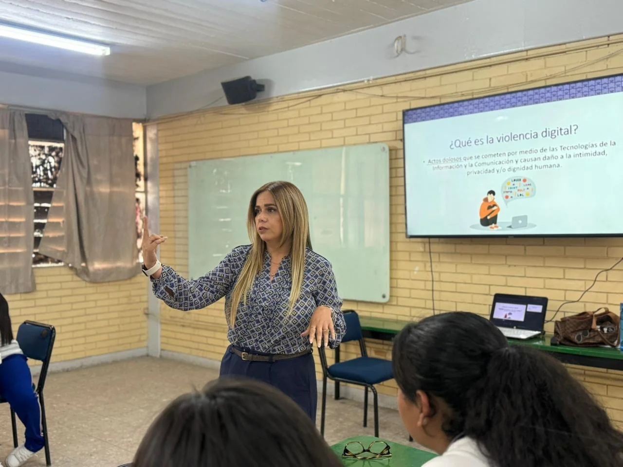 IMM Torreón previene violencia digital en secundaria: estudiantes aprenden sobre riesgos en redes y protección de datos para fomentar entornos seguros.