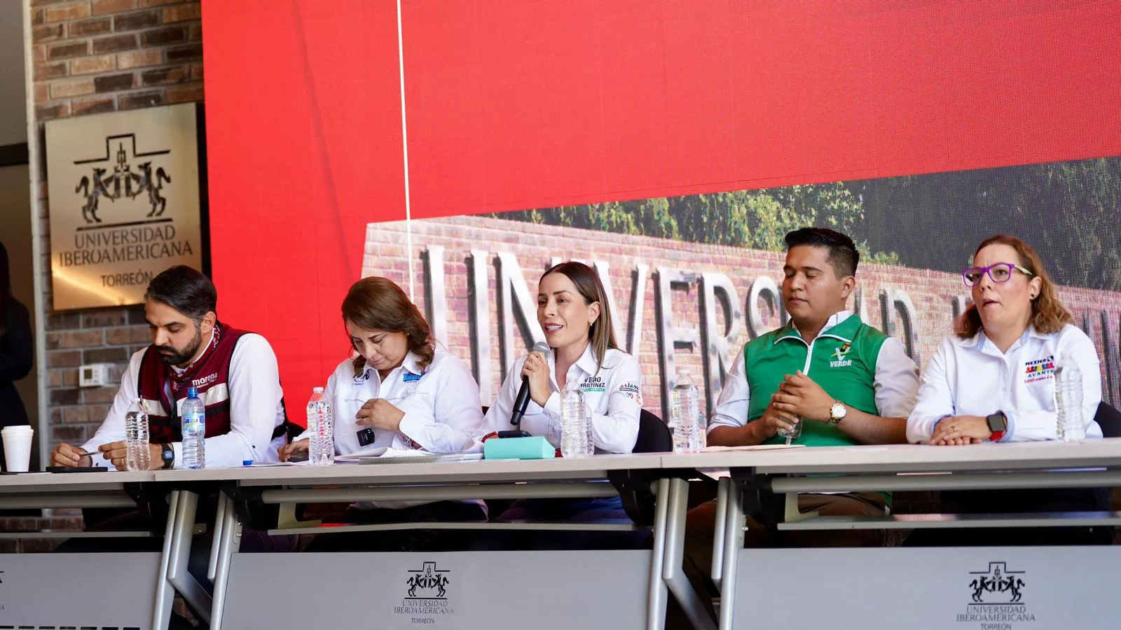 Verónica Martínez propone seguridad y combate a corrupción en foro universitario de Coahuila.