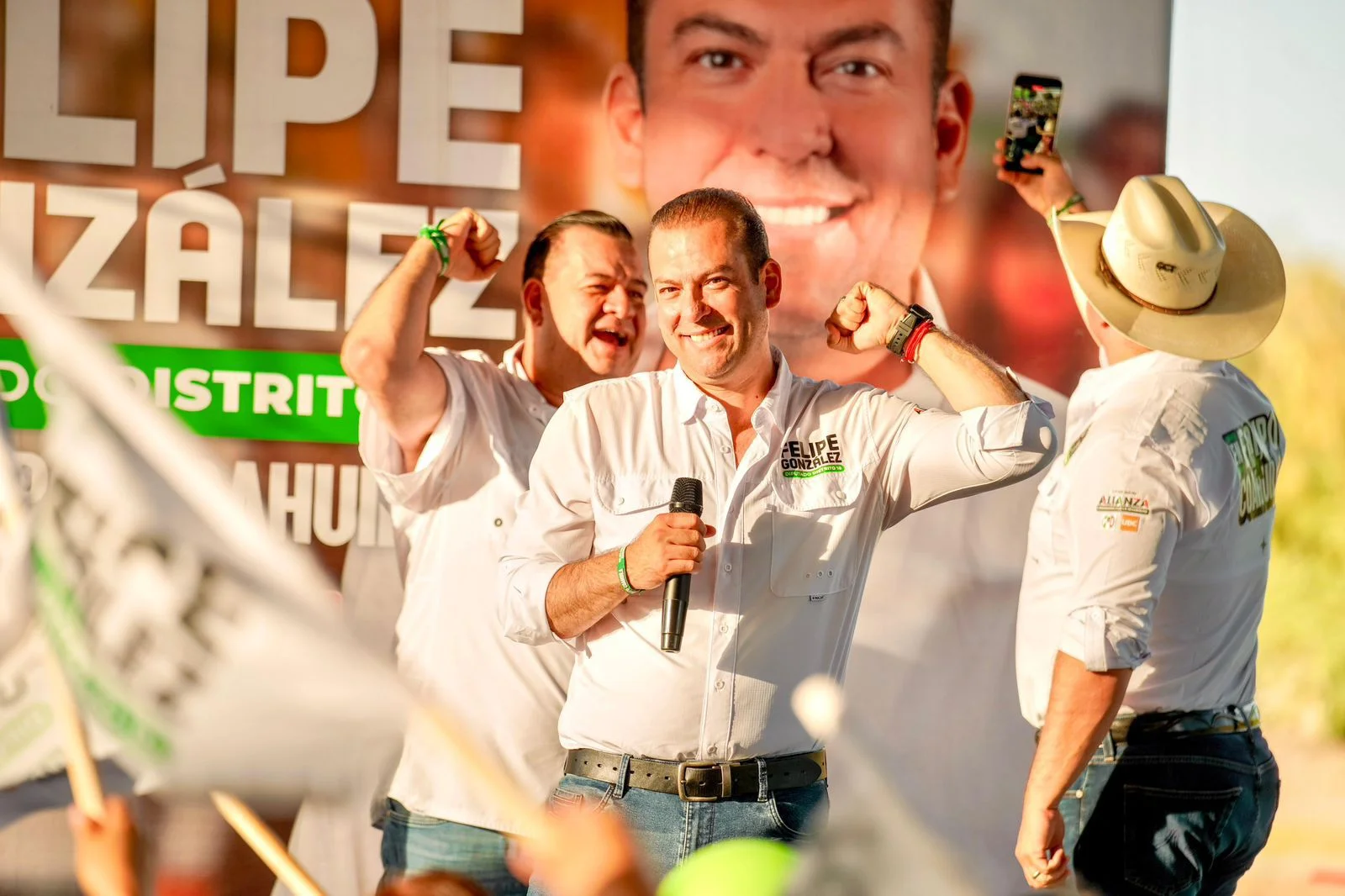Felipe González cierra campaña en la Línea Verde con evento familiar y el grupo Mi Barrio Colombiano.