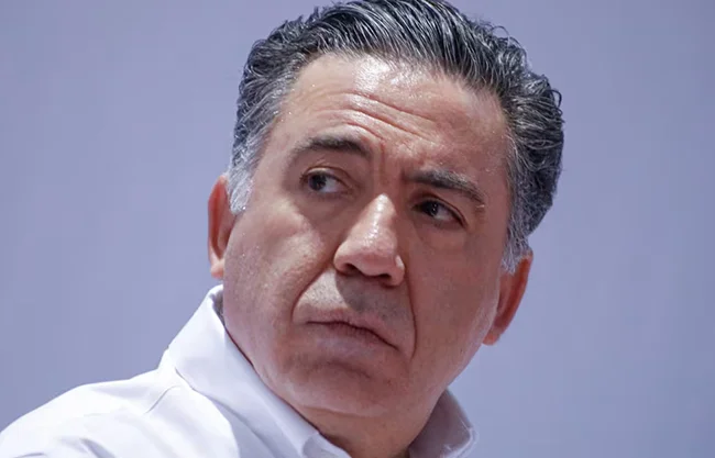 Enrique Inzunza es captado en Culiacán, aunque aseguró estar en CDMX tras su licencia como senador.