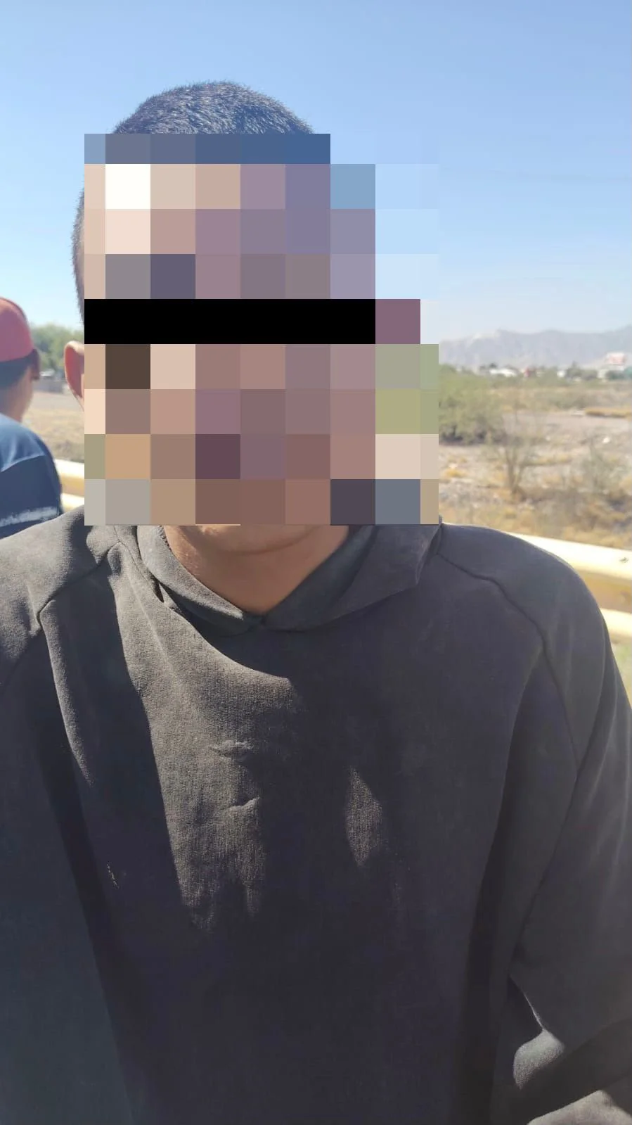 Detienen en Torreón a hombre que arrojaba objetos a autos; le hallaron marihuana en la colonia Las Margaritas.