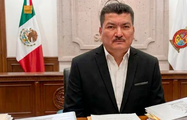 Marco Antonio Almanza Avilés, exdirector de la Policía de Investigación de la Fiscalía General del Estado de Sinaloa y uno de los ex mandos señalados por el gobierno de Estados Unidos de presuntamente colaborar con la facción de “Los Chapitos” del Cártel de Sinaloa, se entregó a las autoridades estadounidenses.