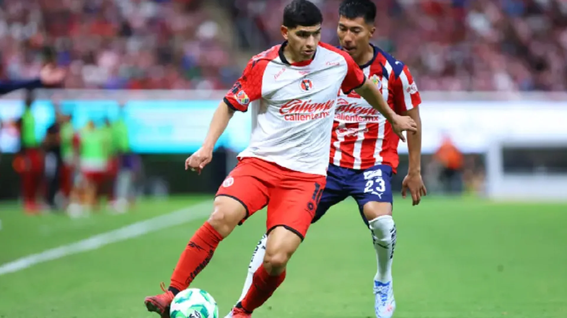 Club Deportivo Guadalajara mantiene firme su interés por Castañeda, aunque las negociaciones siguen abiertas y aún no existe un acuerdo definitivo