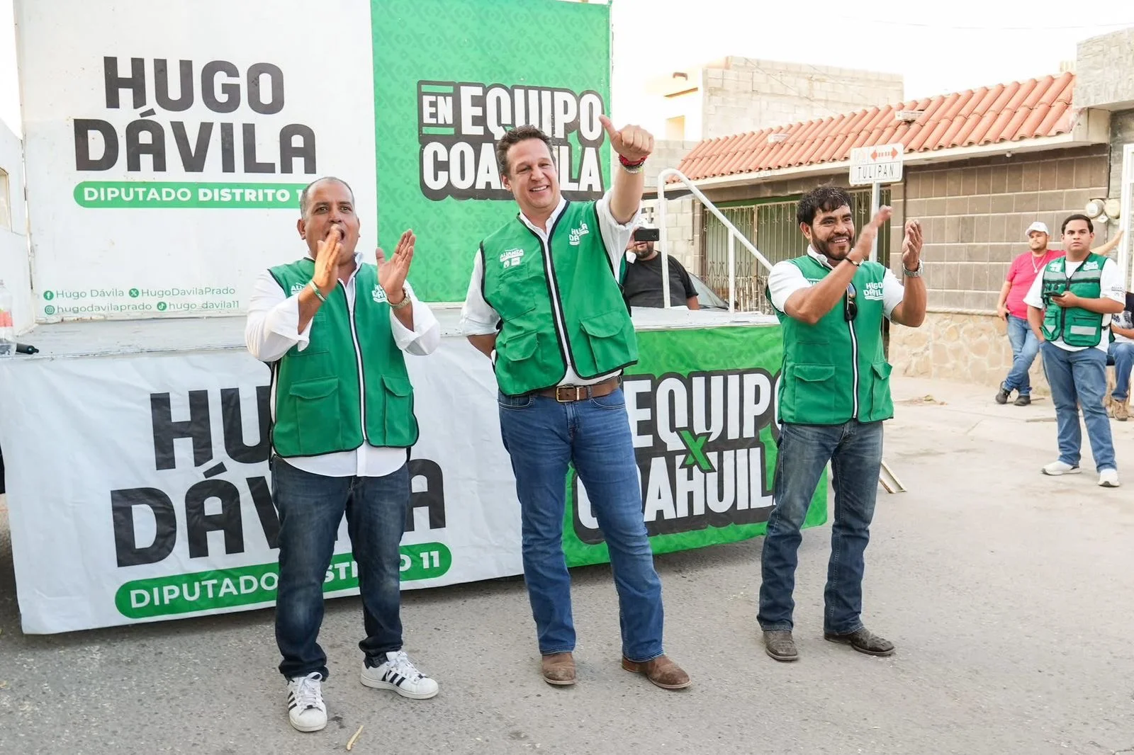 Hugo Dávila intensifica su campaña en colonias del oriente de Torreón, escuchando necesidades vecinales sobre obras de infraestructura básica.