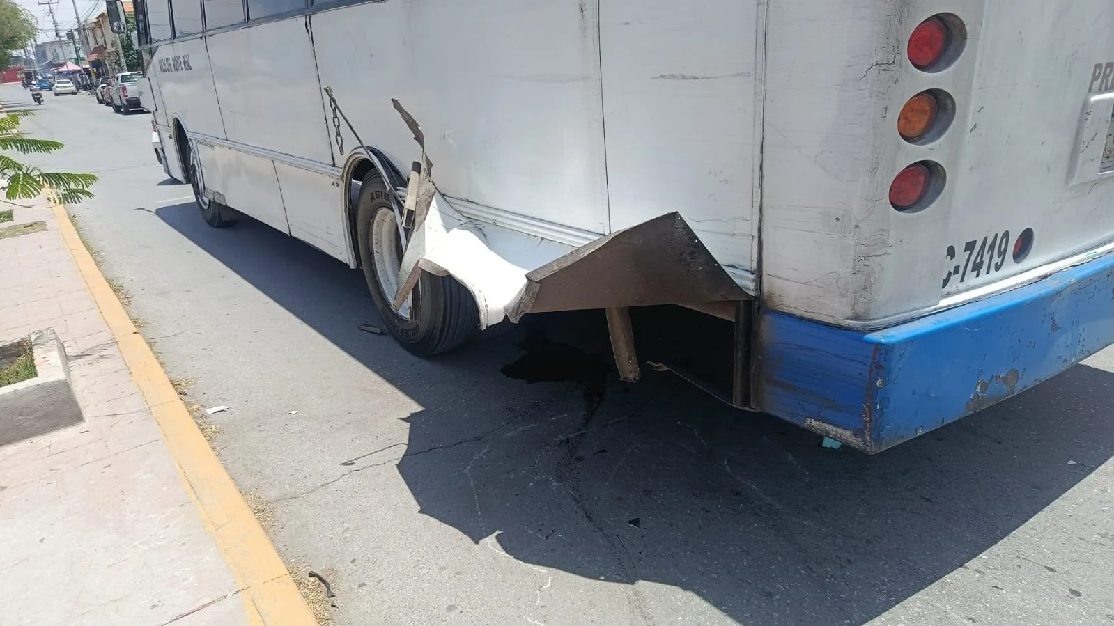 Motociclista sin casco choca contra camión en Torreón; resulta herido de gravedad tras caer debajo del vehículo.